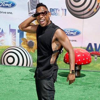 Miguel in BET Awards 2011